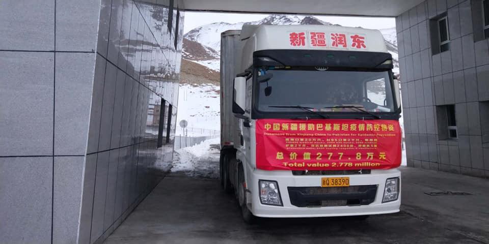 CathayPak's tweet photo. #ChinaPakSolidarity China in Action: Both sides from China and Pakistan braved the cold, cleared the roads, made good prepartions for the delivery of the medical supplies at the Khunjerab Pass. @ArifAlvi @ImranKhanPTI @ForeignOfficePk @zfrmrza @MFA_China @GovernorGB @CMGBPK https://t.co/WmZvmtvqgt