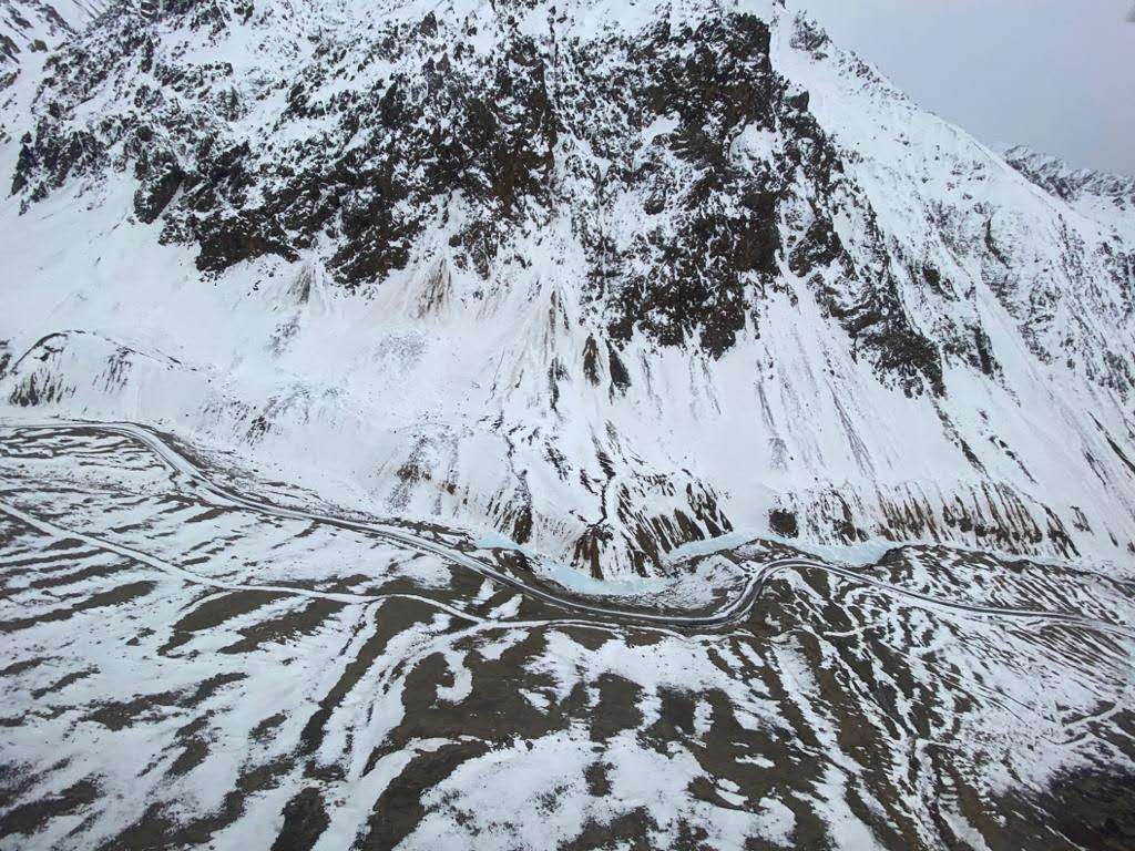 CathayPak's tweet photo. #ChinaPakSolidarity China in Action: Both sides from China and Pakistan braved the cold, cleared the roads, made good prepartions for the delivery of the medical supplies at the Khunjerab Pass. @ArifAlvi @ImranKhanPTI @ForeignOfficePk @zfrmrza @MFA_China @GovernorGB @CMGBPK https://t.co/WmZvmtvqgt