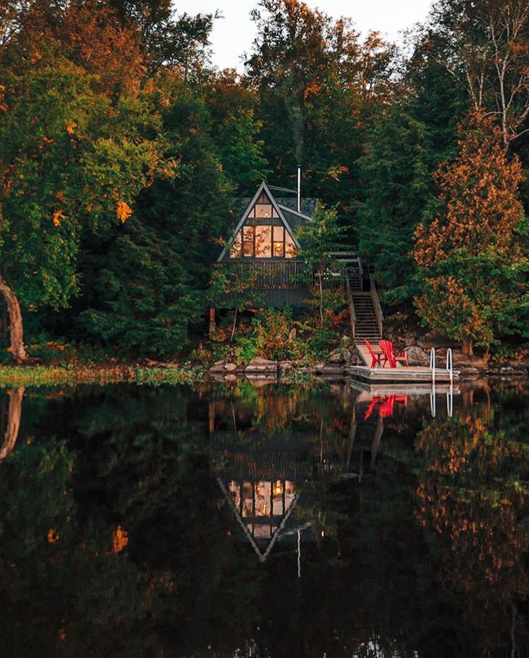 JpWm's tweet photo. 🚫🦠Minha quarentena perfeita a thread (o certo é isolamento social mas quarentena parece mais sério)

🏕Começando pelo local:
Seria uma dessas “casas no lago” de arquitetura meio rústica com uma varanda. Toda a decoração seria em uma linha rústica/minimalista/industrial/vintage. https://t.co/PPnQ95UYLK