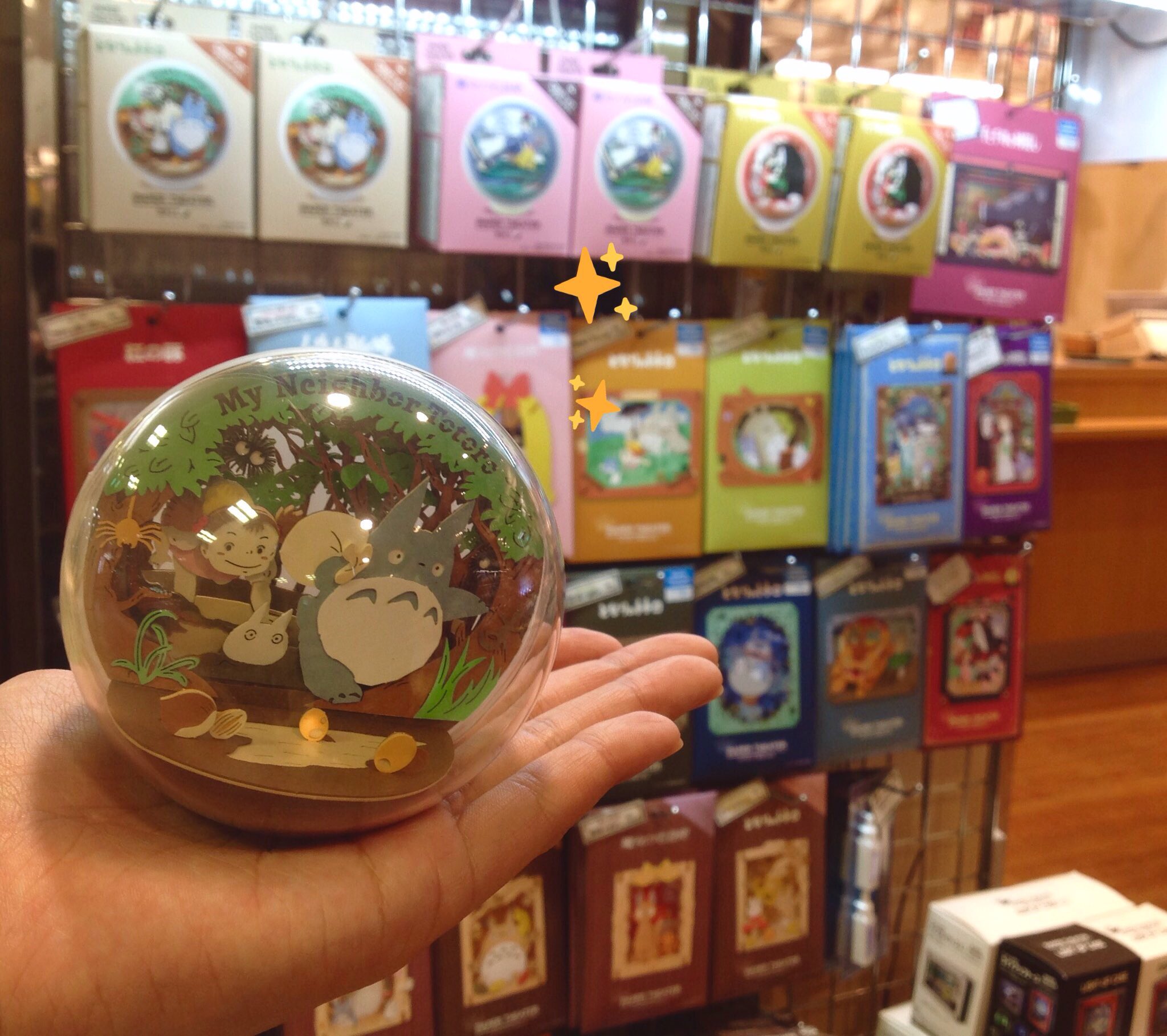 キデイランド大阪梅田店 公式 どんぐり共和国 こんにちは ただいま当店では おうち時間 を楽しく過ごすアイテムを多数ご用意しています オススメは ペーパーシアター カッター 接着剤 ピンセットだけで手軽に作れます カプセル付きの