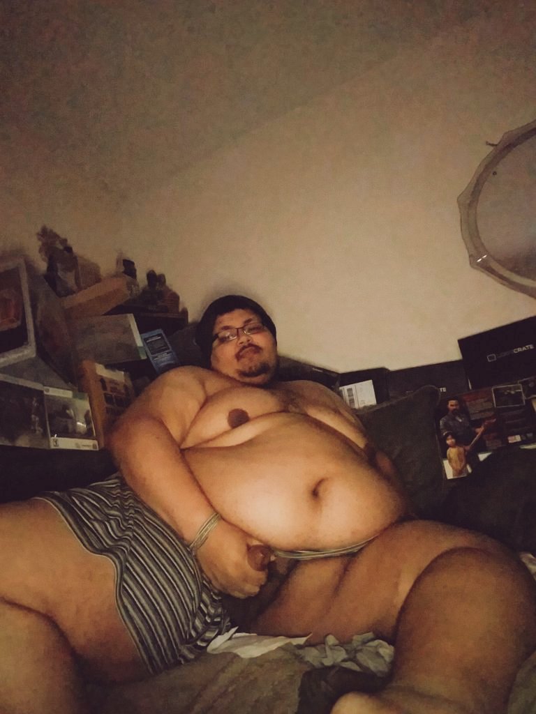Fatants2's tweet photo. It's QuarantineFriday and that's not a thing despite it being the new normal for many of us!
Also, listening to Trump will get you killed and Joe Biden has multiple sexual assault allegations!
Anyways, here's a nude. ✌🏽
#fatcontent #superchub #fatblacknproud #gaychub #nsfw https://t.co/4mQ3JxDiE8