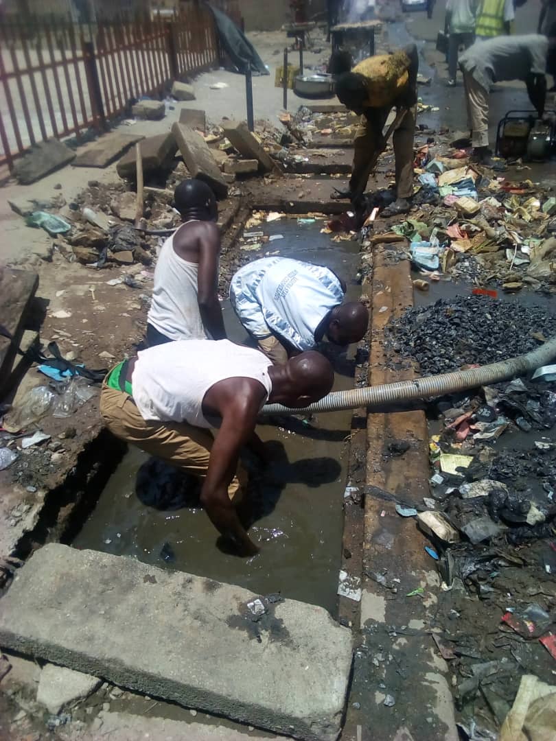 maikudi_sanusi's tweet photo. #KADSWAC men on top of the game of mending leakages from aged pipeline networks to minimize water loss so that the people can get more of it.
Clean water is necessary for personal hygiene.
Use water wisely , stay home, report leakages. https://t.co/a3bovHuJ7O