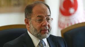 "Soldaki Refik Saydam.
Hıfzıssıha'yı kurdu.
BCG Aşısı,serum, kuduz aşısı, çiçek aşısı, Tifüs, Boğmaca aşısı, İnfluenza virüsü aşısı, Newcastle virüsü aşısı, Fibrinojen, albumin ve gamma globulin  üretti.
Sağdaki AKP'li Recep Akdağ.
2011' de tümünü kapattı." (Aydın Keleşoğlu)