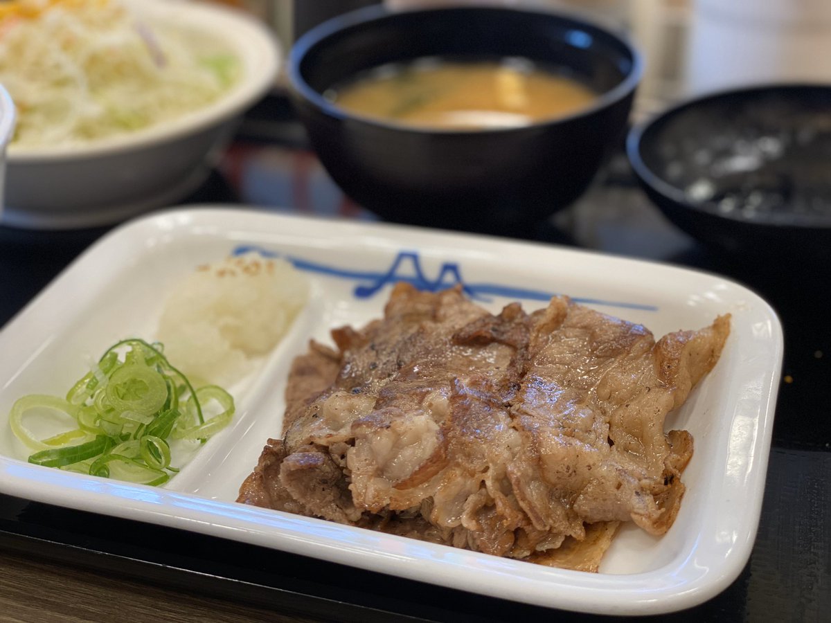 公式 松屋 今年は丑年 松屋55周年 Twitter પર 今日は安定の美味しさの牛定を食べました ビーフハンバーグステーキ定食がまもなく終わりますので まだの方はお急ぎを 牛焼肉定食