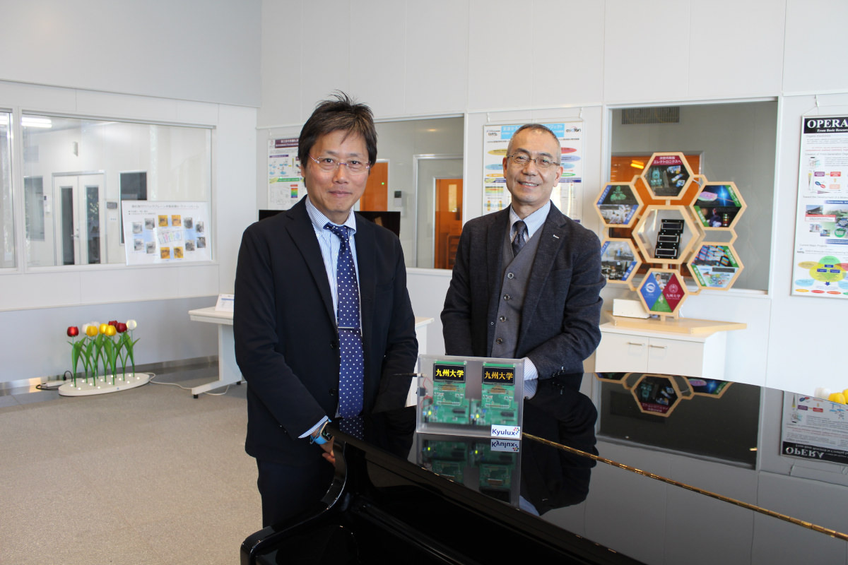 kyulux's tweet photo. Kyulux’s CEO, Junji Adachi, presented Wisechip’s #Hyperfluorescence / #TADF enabled #PMOLED demo kit to Prof. Chihaya Adachi:
https://t.co/Re5v2TG3Jk https://t.co/SlTdyn5iYk