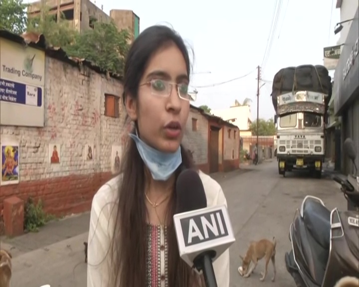 ANI's tweet photo. Maharashtra:2 sisters,Kajal&amp;Disha provided food to stray dogs in Nagpur amid #CoronavirusLockdown. One of them says,"Since all eateries are closed&amp;few people are coming outside,dogs are finding hard to get food. It's our responsibility to feed them in this difficult time".(26.03) https://t.co/qa549YgIJg