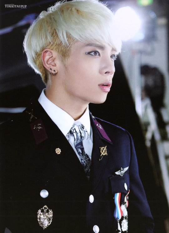 2013 was also the year our Jjong realised, that he was a natural blonde.With the release of "Everybody" the Classic, Platinum blonde Jonghyun, was born...this was SUCH a look.