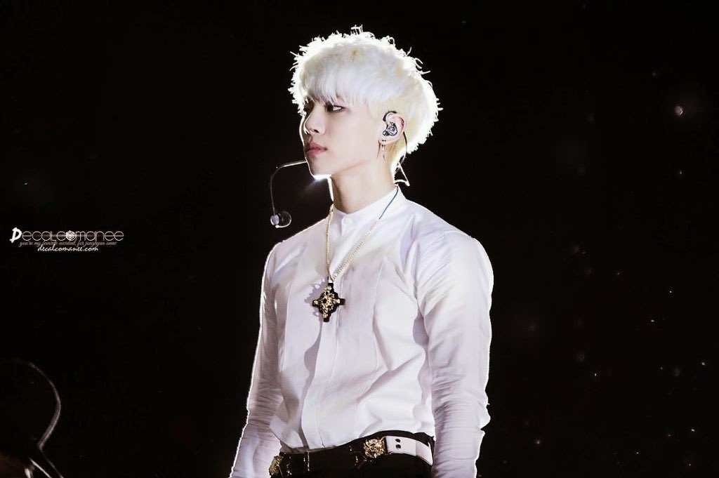 2013 was also the year our Jjong realised, that he was a natural blonde.With the release of "Everybody" the Classic, Platinum blonde Jonghyun, was born...this was SUCH a look.