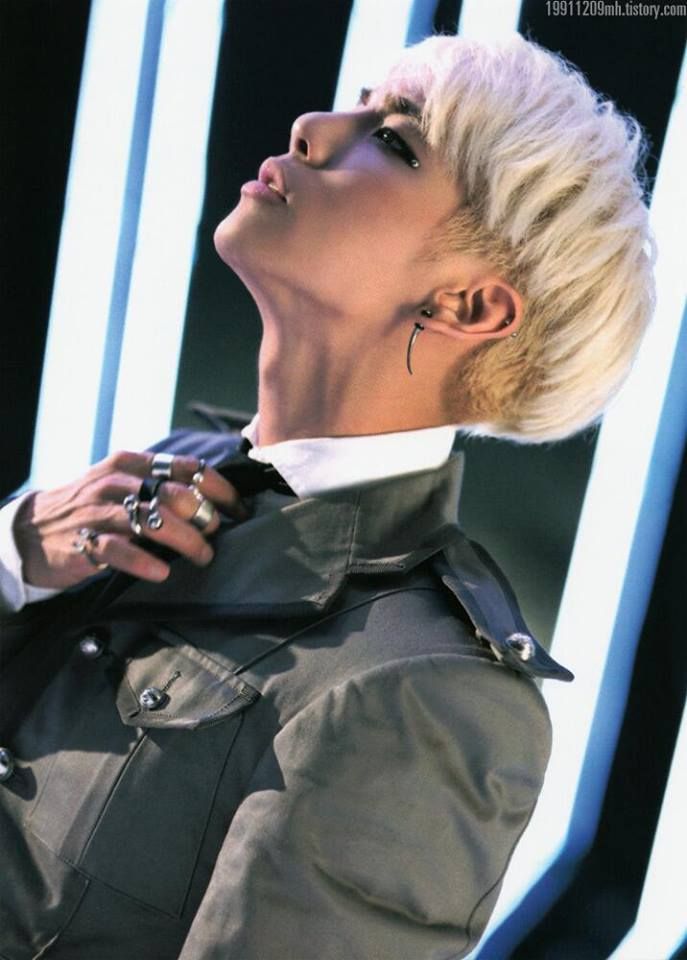 2013 was also the year our Jjong realised, that he was a natural blonde.With the release of "Everybody" the Classic, Platinum blonde Jonghyun, was born...this was SUCH a look.