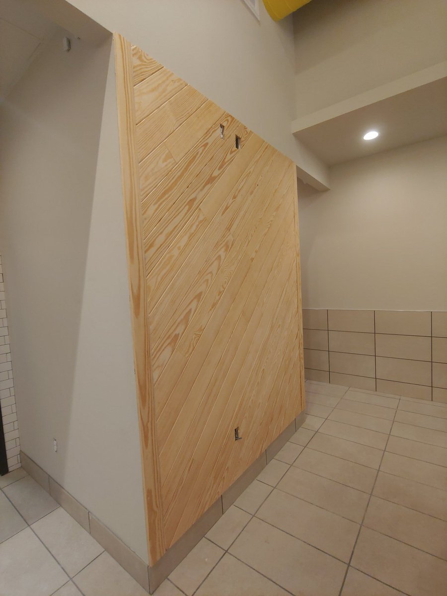 EdgeAdaptive's tweet image. Stain complete. Final trim(high elevation) being done tomorrow along with polyurethane. 

#restaurantimpossible #restaurants #interiordecor #shiplap #interiorstyling #carpentry #remodel #remodeling