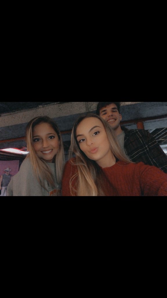 karleyelpers's tweet photo. hbd jbell❤️❤️ love you lots<3 see you soon❣️😘 @jennab034 https://t.co/3cXsy8oVam