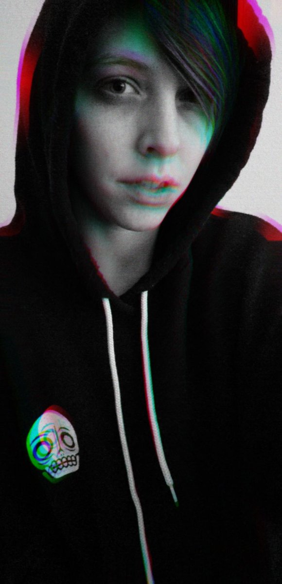 nocturnmum's tweet photo. "It doesn't matter if you fall down
Get the fuck back up
There is a life that's worth living if you care to look inside" 🤘🖤
#sensesfail #boyfriendshoodie #coolfilter https://t.co/4CflIAyyZF