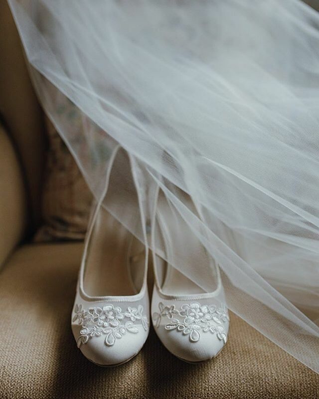 SilverOaksBarn's tweet photo. Among the many details to take into consideration about your wedding is your bridal shoes. .
There are several options: sandals, stilettos, wedges, flats, cowgirl boots, booties, and others. What’s your style?! .
Photography @centeredimages .
#thebarnats… https://t.co/Kszo3AUNhJ https://t.co/1dNBlhxAu7