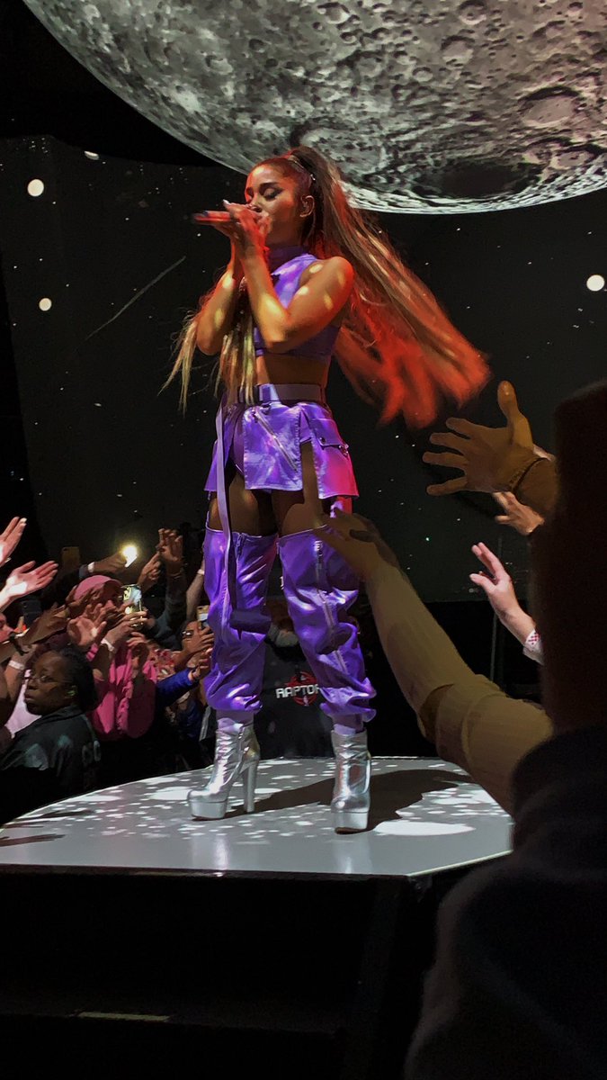 SateniqueIngram's tweet photo. @ArianaGrande a year since I took these beauties 🥺 my queen, I love and miss you more than words can even begin to explain 😭😻 @AlfredoFlores how’d I do?? 😭 #swtphilly https://t.co/IOOScB6a0g
