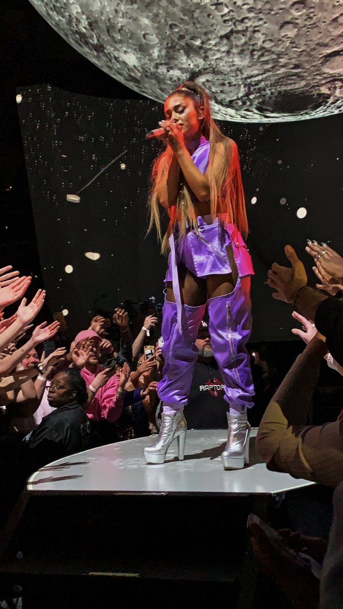 SateniqueIngram's tweet photo. @ArianaGrande a year since I took these beauties 🥺 my queen, I love and miss you more than words can even begin to explain 😭😻 @AlfredoFlores how’d I do?? 😭 #swtphilly https://t.co/IOOScB6a0g