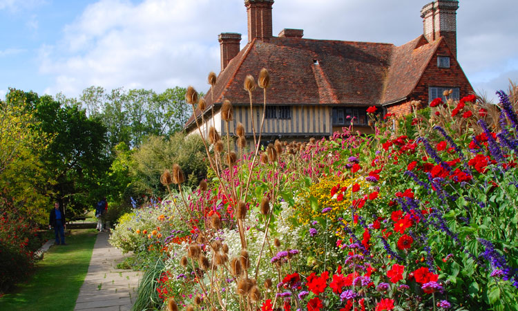 Great Dixter Gardens is a place full of history, we have selected this stunning Garden as part of our Kent Garden Tours. 

Tours are for 15-20 people to download a brochure visit  cruisersltd.co.uk/garden-tours/

#garden #spring #kent #daysout #flowers