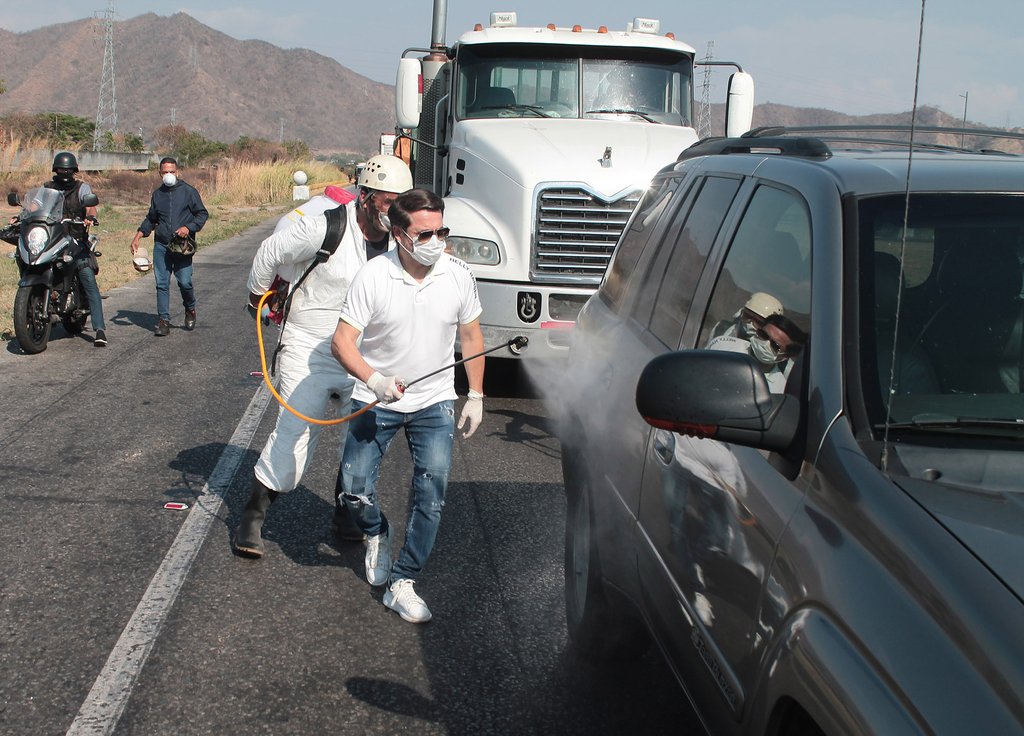 CaraboboGB's tweet photo. Gobernador @RafaelLacava10 activó puntos de desinfección vehicular en accesos al estado #Carabobo

Más detalles en https://t.co/59tfQjfGqV https://t.co/4gbpuRoe3w