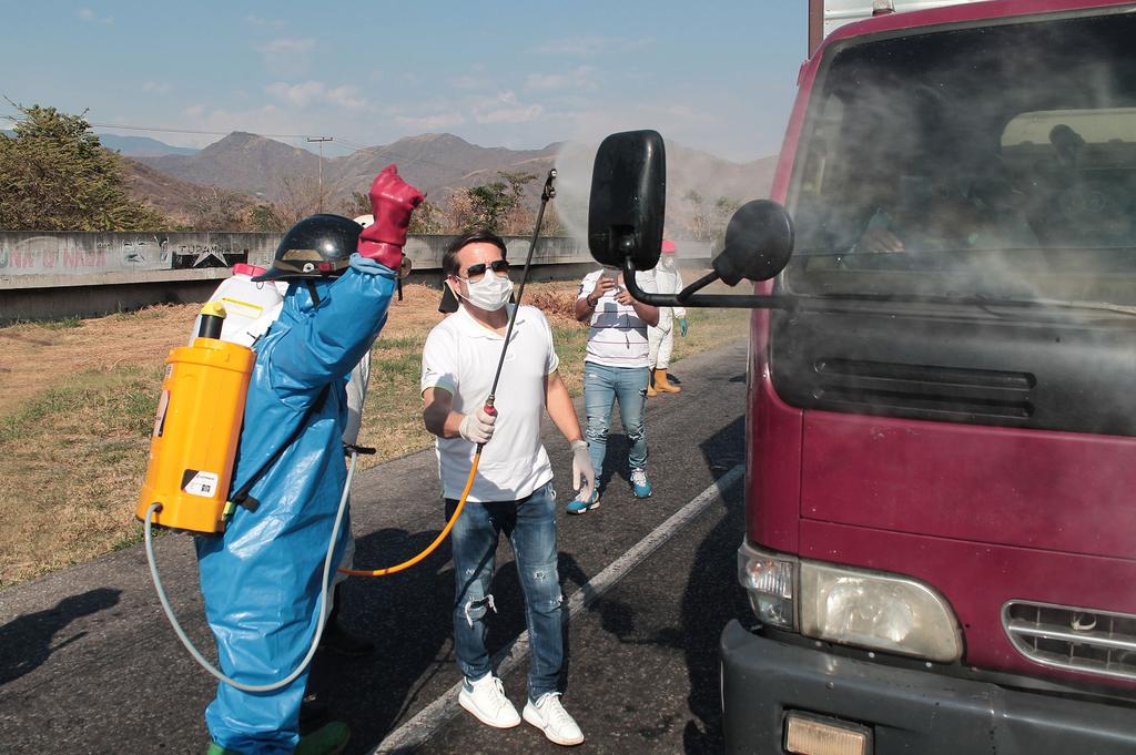 CaraboboGB's tweet photo. Gobernador @RafaelLacava10 activó puntos de desinfección vehicular en accesos al estado #Carabobo

Más detalles en https://t.co/59tfQjfGqV https://t.co/4gbpuRoe3w