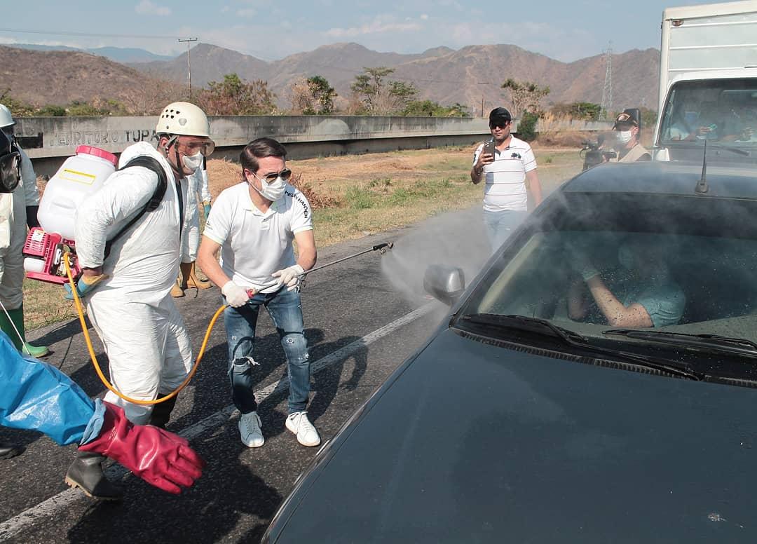 CaraboboGB's tweet photo. Gobernador @RafaelLacava10 activó puntos de desinfección vehicular en accesos al estado #Carabobo

Más detalles en https://t.co/59tfQjfGqV https://t.co/4gbpuRoe3w