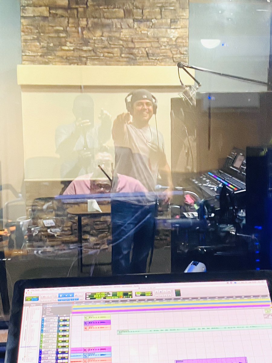 j_medina37's tweet photo. #reggetonerostyle #delujo👌 #working #musicanueva porque tengo al divo de la banda #hugocoronado vistiendo las voces/coros de mi nuevo disco llamado________________completa la frase👊los leo https://t.co/h42UhfJwDl