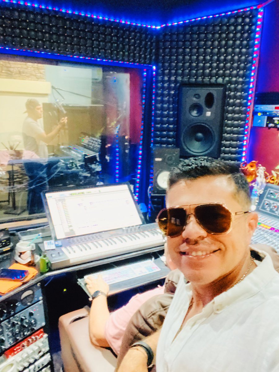 j_medina37's tweet photo. #reggetonerostyle #delujo👌 #working #musicanueva porque tengo al divo de la banda #hugocoronado vistiendo las voces/coros de mi nuevo disco llamado________________completa la frase👊los leo https://t.co/h42UhfJwDl