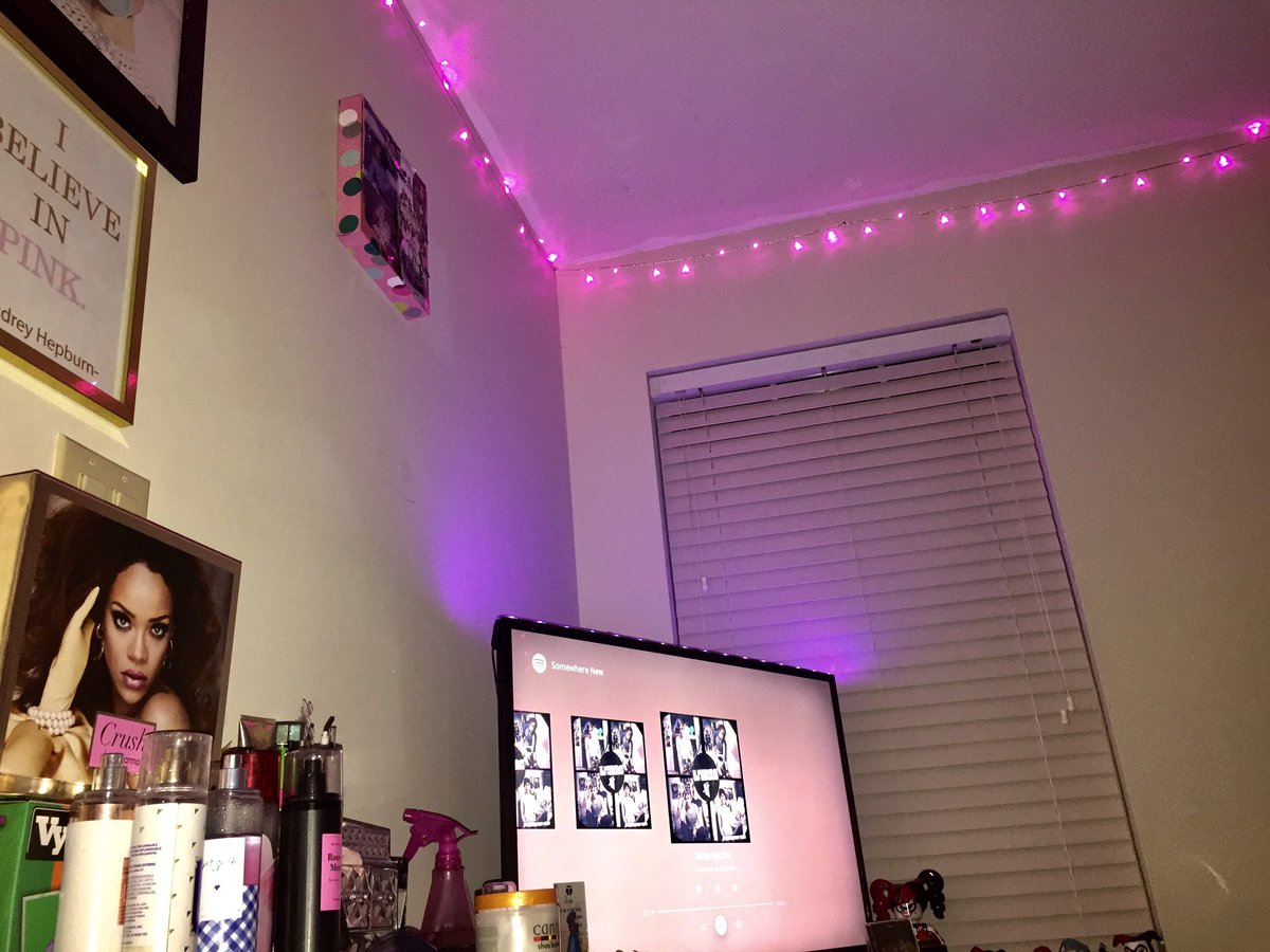 FADEDT0FIGHT's tweet photo. I used blankets,a suitcase, and chairs...can I get a hand for the five minute crafts I just did?😂😂😂 TOTALLY PREPARED FOR THE #5SOSListeningRitual #5SOS #5SOS4 #CALM decided to binge 5SOS from the beginning while I wait 😌 @5SOS https://t.co/qrdw2oD456
