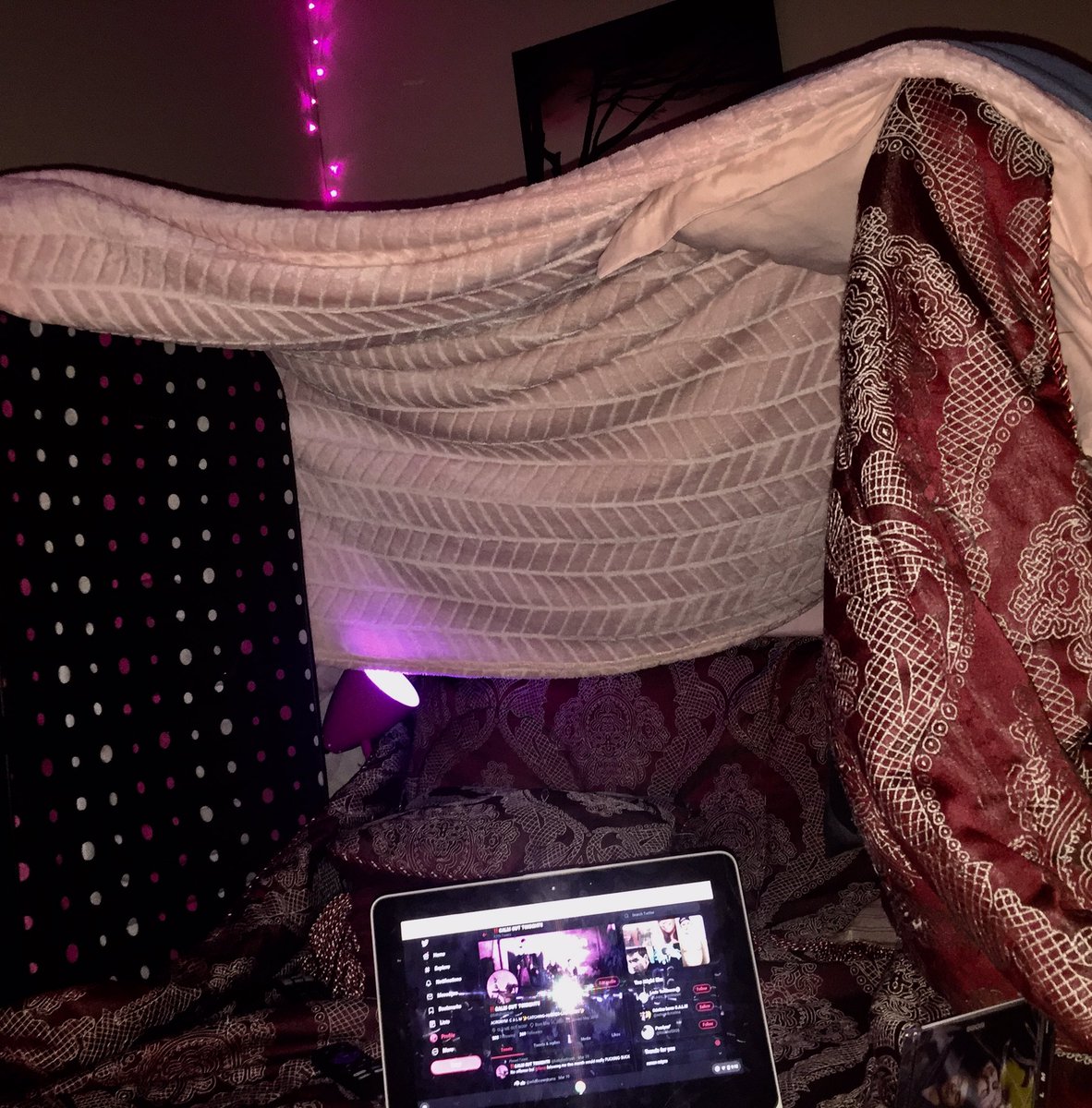 FADEDT0FIGHT's tweet photo. I used blankets,a suitcase, and chairs...can I get a hand for the five minute crafts I just did?😂😂😂 TOTALLY PREPARED FOR THE #5SOSListeningRitual #5SOS #5SOS4 #CALM decided to binge 5SOS from the beginning while I wait 😌 @5SOS https://t.co/qrdw2oD456