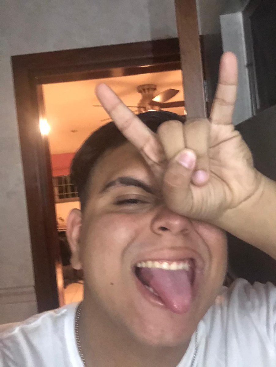 Efriendzone's tweet photo. Prietos con cortes de blancos.
Mis papás me detuvieron cuando vieron que me iba a hacer la cosa de la ceja por eso no se nota mucho.
Sigue siendo #DEVILSZN https://t.co/6iaqFGNjef