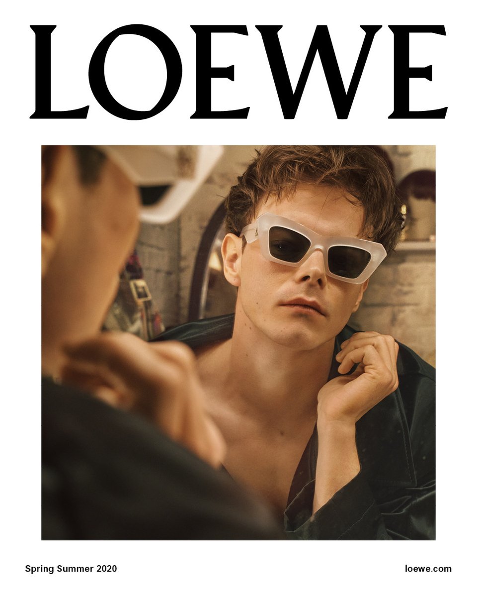 LoeweJP's tweet photo. スティーヴン・マイゼル撮影による、ロエベ2020年春夏キャンペーン。

英国人俳優、チャーリー・ヒートンがステージへ向かう前に楽屋で内省する瞬間を捉えています。

#LOEWESS20　#CharlieHeaton https://t.co/MzDVjbUrIt