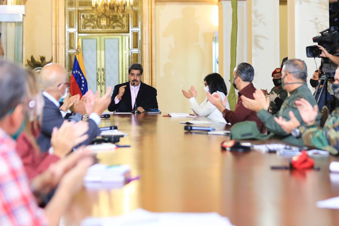 El gobierno de los EE.UU. en una acción extravagante, extremista y vulgar, hizo un conjunto de acusaciones falsas, colocando precio a la cabeza de revolucionarios que estamos dispuestos a combatirlos en todos los terrenos y seguirlos derrotando. ¡Máxima Moral Hay Aquí!
