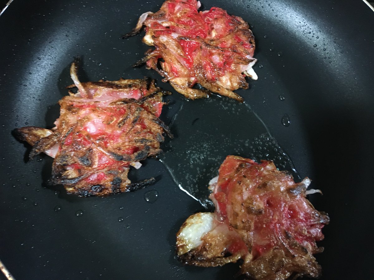 nowar1024's tweet photo. これが新玉ねぎの美味しさ…

新玉1個を薄切りにして軽く塩。紅ショウガをお好み入れ、小麦粉大さじ3、水大さじ1を入れてよく混ぜ5分置く。多めに油を引いて中火で両面に焦げ目をつけたら完成！

名付けて「紅玉」です

かき揚げ風で外はサクサク、中はトロあま
新玉と紅ショウガのマリアージュ！！ https://t.co/xRVZFr39lD