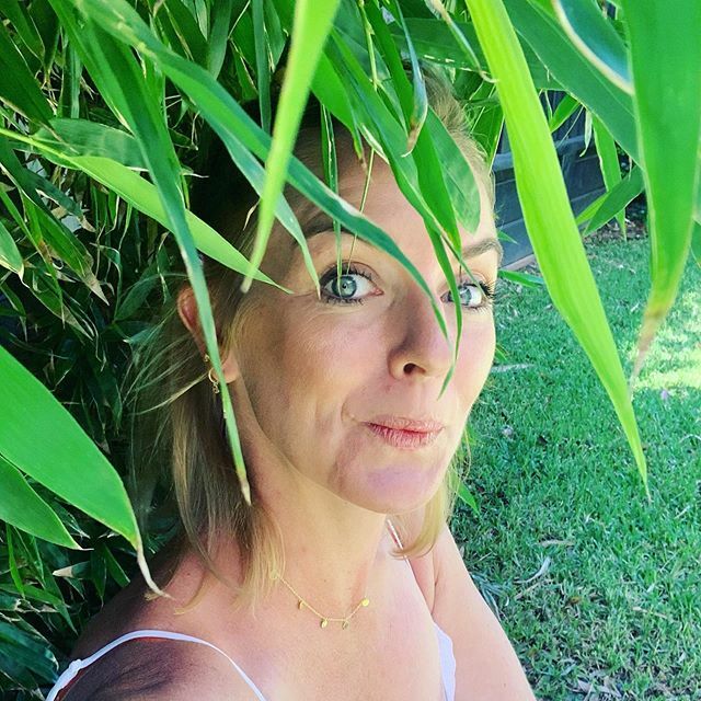 sarallenhappy's tweet photo. Green is the new blonde, ladies. This nails the “I need to get my hair done but #socialdistancing” look we are all experiencing right now.
.
Thanks @tanita_seton_photography for the selfie tips on today’s Lunchtime Love-in + Learn... .
So, I’ll see you n… https://t.co/Tal2QnjVK5 https://t.co/lGmL0lOjm4