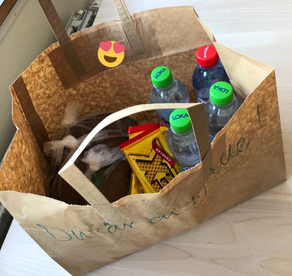 RektorBresell's tweet photo. Bästa personalen finns på Skärsätra skola. Efter en tuff vecka med kollegor hemma var de så värda en härlig APT-påse ”Du är en hjälte!” AptMeetmöte med avstånd utspridda på skolan. Stolta med 100% på frågan Jag känner mig trygg på skolan #Skärsätra #tillsammans #lidskol https://t.co/ERNUiO67oY