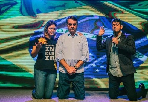 teleSURtv's tweet photo. El presidente de #Brasil🇧🇷, @jairbolsonaro, aprobó mediante decreto que las iglesias no forman parte de las instituciones que deben sumarse al aislamiento por Covid19

La decisión atiende a peticiones de líderes evangélicos👉https://t.co/MkqnA1Czsj https://t.co/HgamWtMC6L