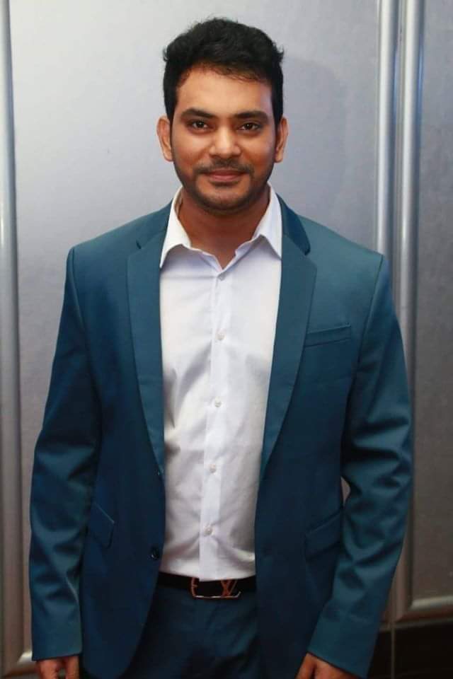 ManojSanthanam2's tweet photo. நடிகர் #சந்தானத்தின் நண்பரும் கண்ணா லட்டு தின்ன ஆசையா படத்தின் கதாநாயகனும், மருத்துவருமான சேதுராமன் மாரடைப்பால் காலமானார்!

#RIPSethuraman https://t.co/bHPLmYATZN
