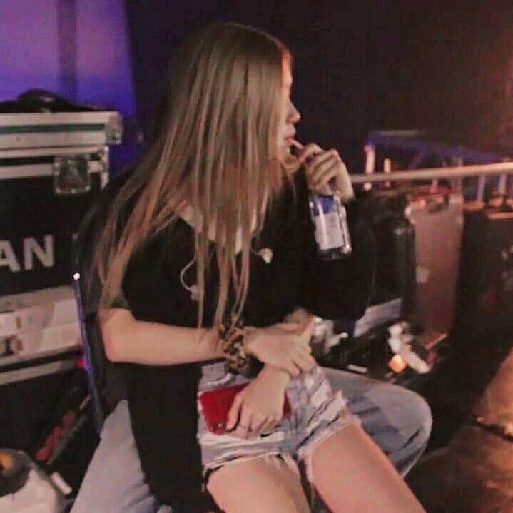 chaelisamusic's tweet photo. What is SPACE? It doesn’t exist on Chaelisa’s vocabulary https://t.co/3Sw3xvHnVX