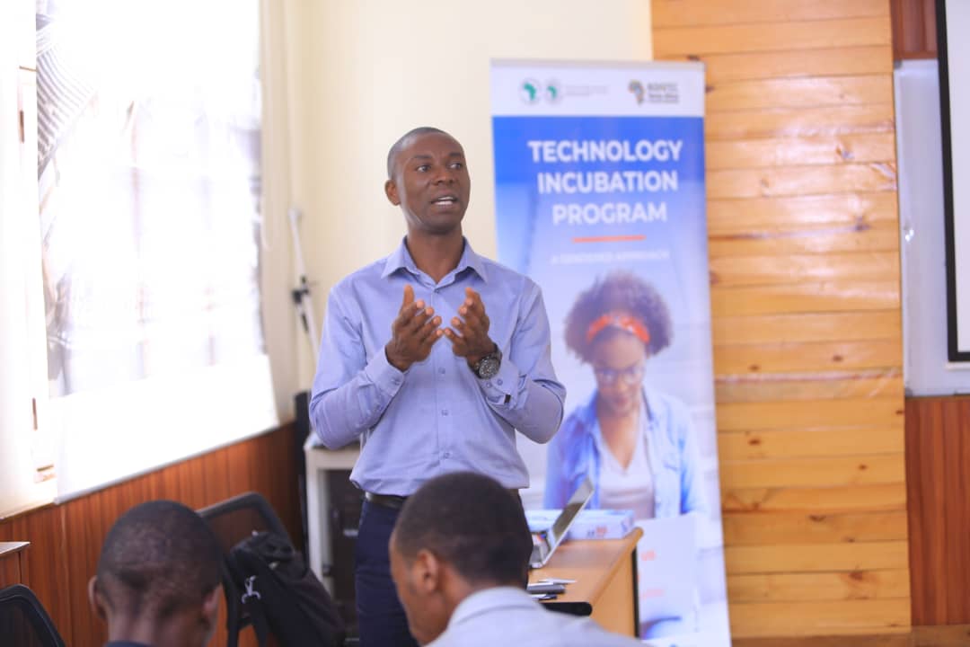 techincubation's tweet photo. "The most important thing you do as a good leader is to be an excellent role model. Lead by example. Walk the talk and be completely reliable." @JonathanNkoola provides tips to incubates on transformational leadership during the bootcamp held in #Kigali recently. #TechIncubation https://t.co/dgMmpcvhL5