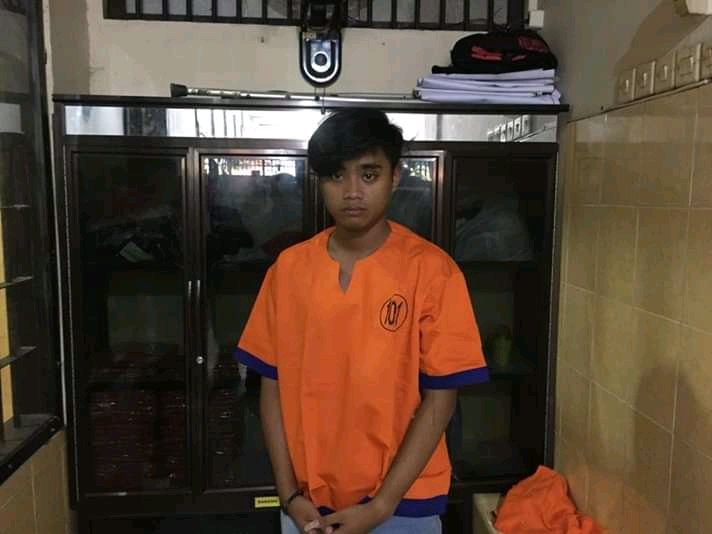 PERGI KE SALON NAIK OJEK
DULU TUKANG GALON SEKARANG JADI DEJEK