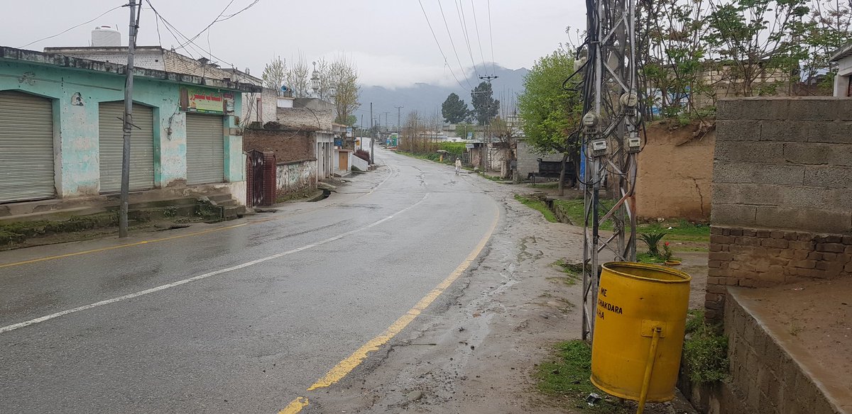 DrZahidUOM's tweet photo. #JummahMubarak
Never seen such a dreadful silence 🤫 and fear 😱 before on this road.
#Convocation2019
#Chakdara
#LowerDir
#UniversityOfMalakand https://t.co/8iH9Mql8qQ