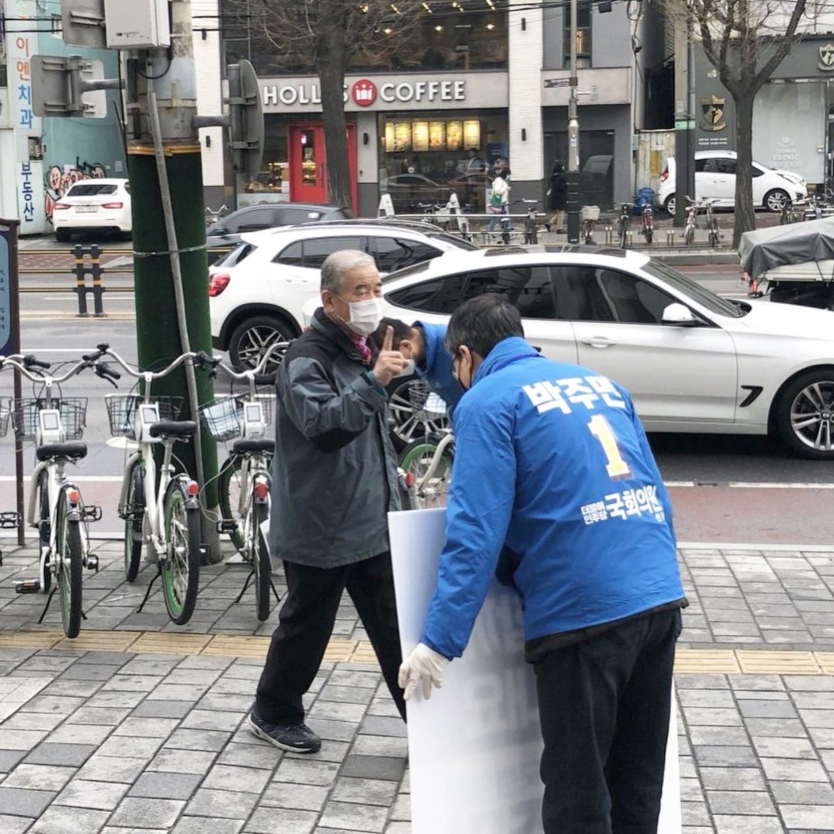 yoeman6310's tweet photo. 잡혀가는 것..아닙니다. 열심히하라고 제 손목에 힘 꾹 실어주고 가셨습니다.오늘 아침에는 구산역에서 주민분들을 만나뵈었습니다. 비가 온 직후, 쾌적한 아침을 맞이한 주민들께서 좋은 기운을 많이 주셨습니다. 감사드립니다. 더 열심히 하겠습니다. https://t.co/FW3RQmQf24