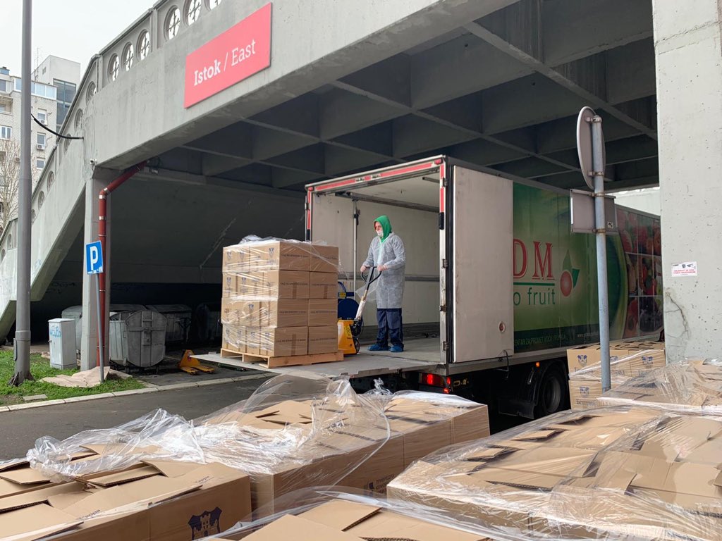 petronijevic_d's tweet image. Из Штарк арене је изашло 12.800 пакета за београдске пензионере чије су пензије ниже од 30.000 динара. Пакети су дистрибуирани општинским центрима за социјални рад. Већ од сутра, пензионери ће добити прве пакете. Предаја није опција! Борићемо се и победићемо! #ostanikodkuce