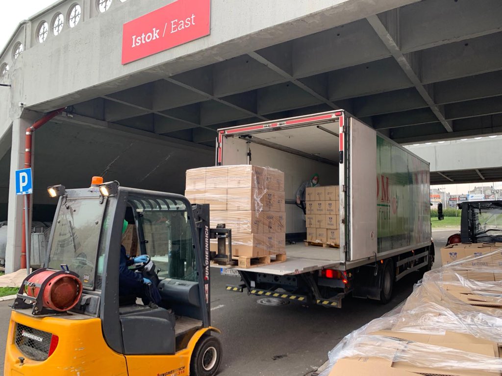 petronijevic_d's tweet image. Из Штарк арене је изашло 12.800 пакета за београдске пензионере чије су пензије ниже од 30.000 динара. Пакети су дистрибуирани општинским центрима за социјални рад. Већ од сутра, пензионери ће добити прве пакете. Предаја није опција! Борићемо се и победићемо! #ostanikodkuce