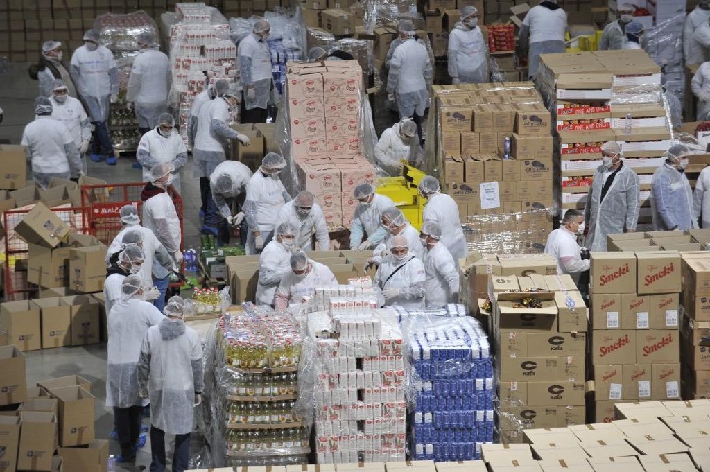 petronijevic_d's tweet image. Из Штарк арене је изашло 12.800 пакета за београдске пензионере чије су пензије ниже од 30.000 динара. Пакети су дистрибуирани општинским центрима за социјални рад. Већ од сутра, пензионери ће добити прве пакете. Предаја није опција! Борићемо се и победићемо! #ostanikodkuce