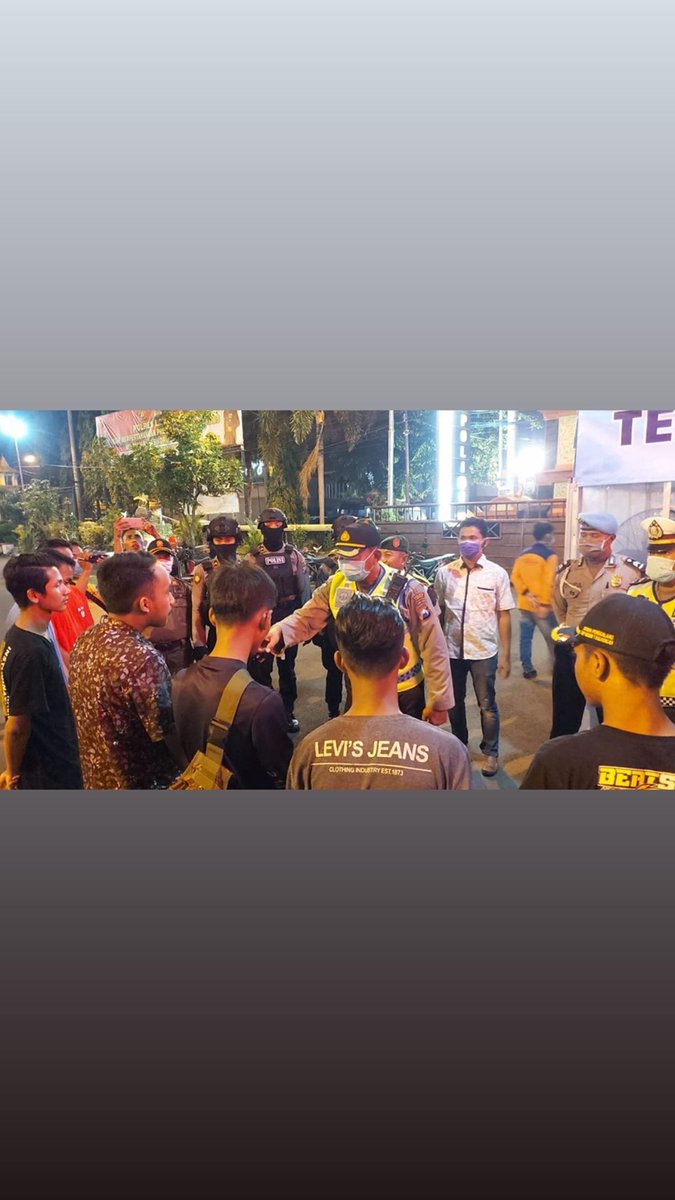 updatelamongan's tweet photo. SEMANGAT PAK POLISI, TNI dan SATPOL PP LAMONGAN.

AYO cah, seng tertib. Mosok kok arep bendino jaluk di patroli cah. Hmmm.... Lamongan, 26/03/20

Source: @polres.lamongan

#lamongan #lamonganupdate #COVID2019 https://t.co/5IhmILv6x7