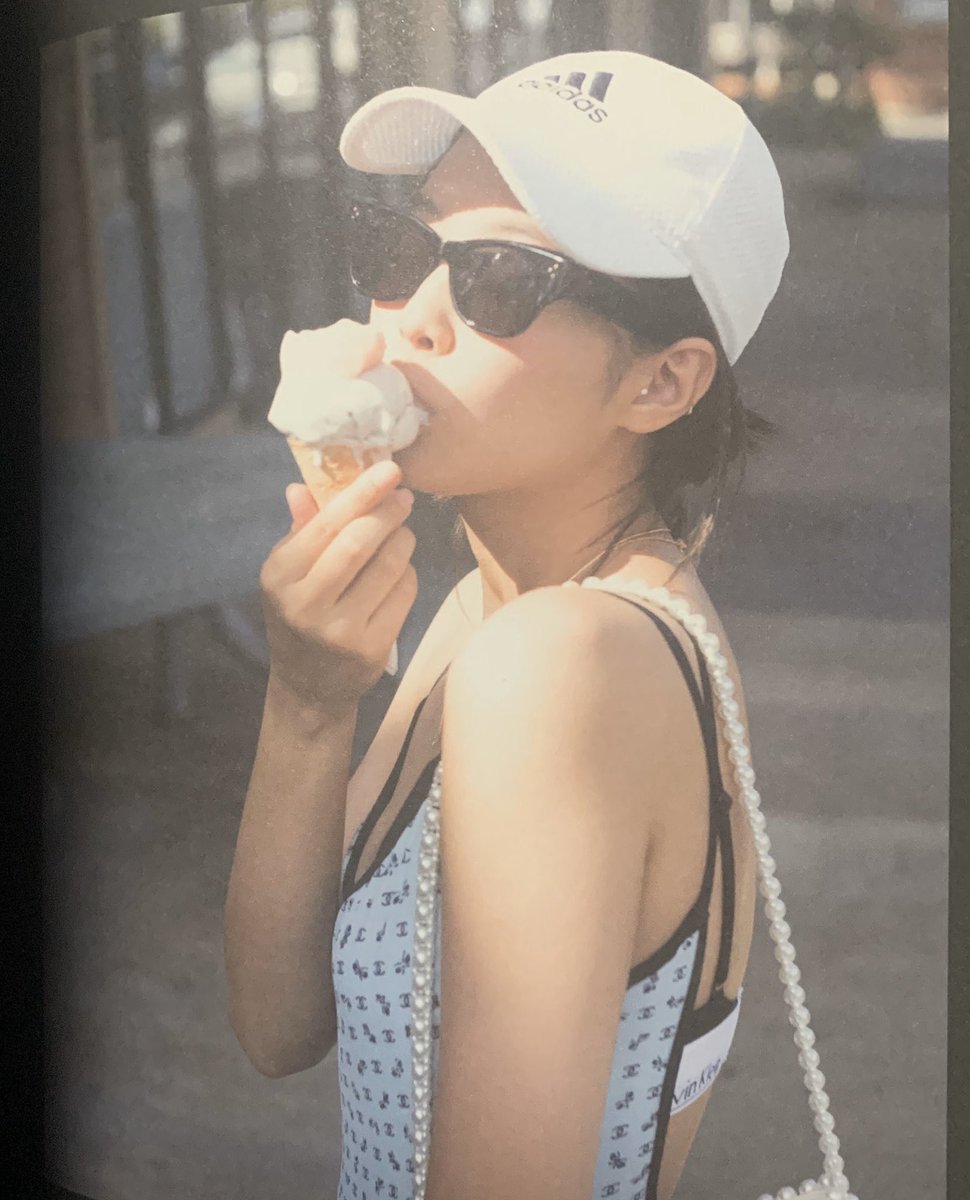 tjruby_'s tweet photo. รูปนี้รูปเดียวแต่ไอเท็มที่เจนนี่ใส่มี Chanel, Adidas, Calvin Klien, Gentle Momster ยอมมม https://t.co/WjWEaQnefU