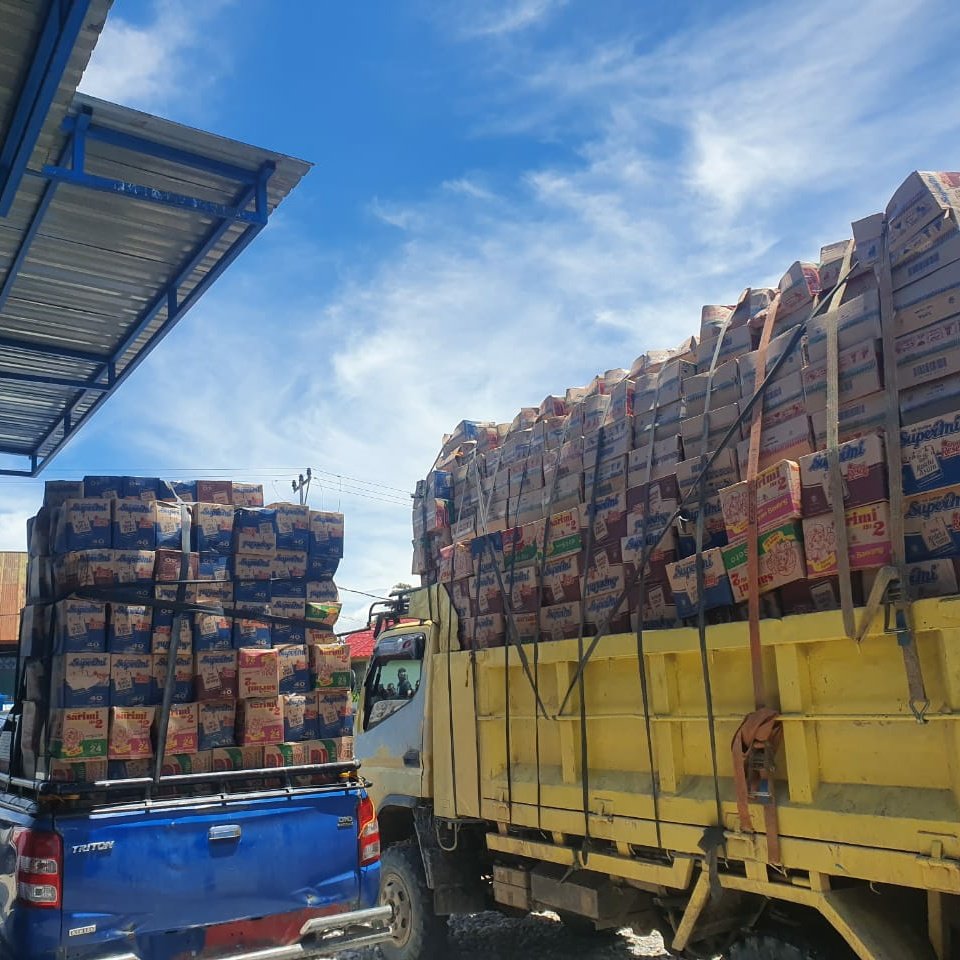 AzzamIzzulhaq's tweet photo. Beras 100 Ton. Mie instan 20 Ton. Belum lagi telur, gula dan 9 bahan pokok lainnya. Disiapkan untuk masyarakat bawah yg terdampak karantina di Papua. 

Uangnya dari pemerintah pusat? BUKAN! https://t.co/exTtcJgfnr
