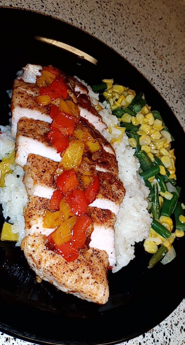 Yng_Kin's tweet photo. I present to you #DinnerForTonight sweet and spicy pork tenderloin side of bell pepper rice w/ sauteed corn & green beans water on the side 🔥👨🏾🍳💯 https://t.co/Qy7QPMf5oc