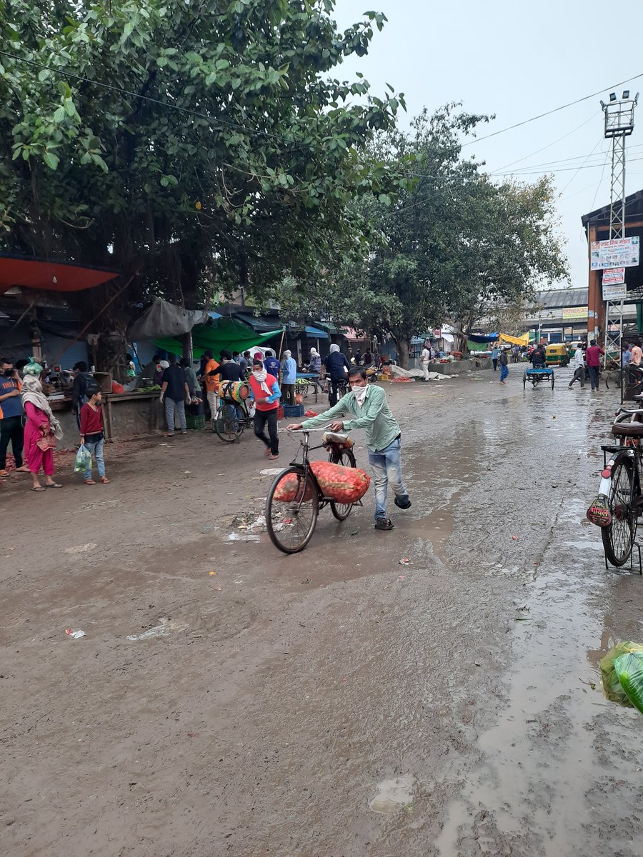 Sandipp617's tweet photo. Their are no follow social distancing in Sabhi Mani ballabhgarh. It's our responsibility to follow this process for own safety, Gathering is too much. @cmohry @police_haryana #fightagainstcorona #SafetyFirst #StayAwareStaySafe #StayHomeStaySafe #Faridabad #ballabhgarh #HelpFight https://t.co/6VTFi161s4