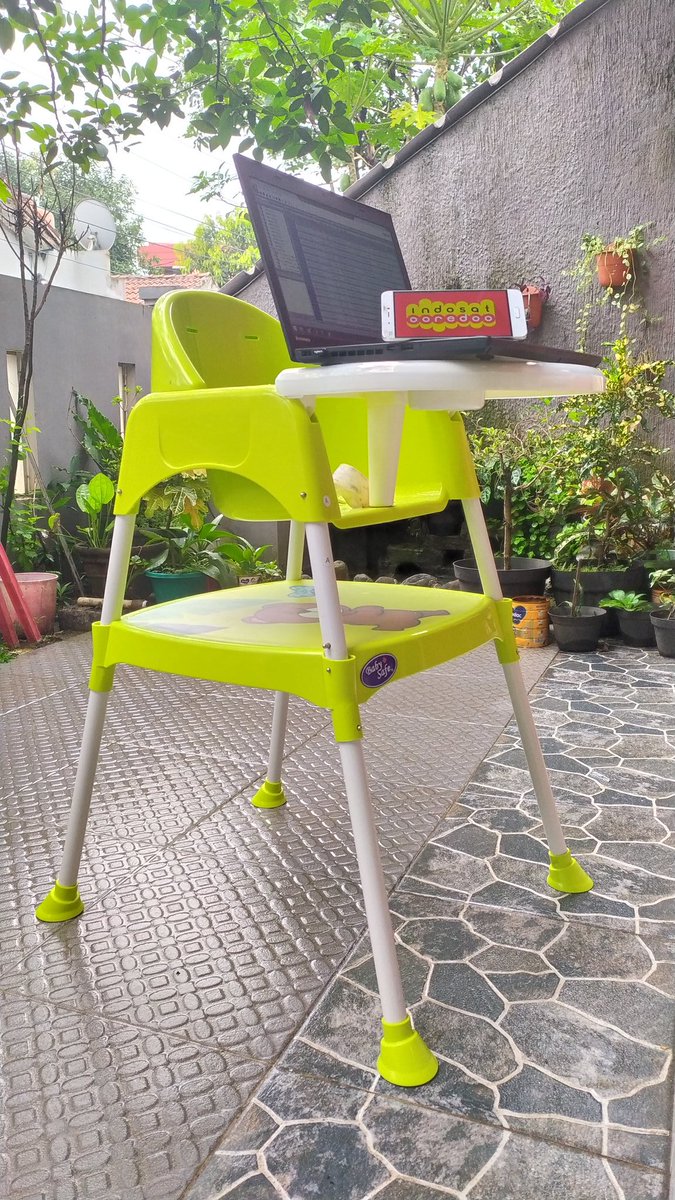 Dikala pemerintah menghimbau untuk stay at home, alhamdulillah kami juga dipersilahkan untuk memantau jaringan Indosat dari rumah. Karna gak ada meja kerja, pinjam dulu meja kesayangan bocah. #stayhomestayconnected #4G #Indosatooredoo #ApaAdanyaVersiGue #kerjaseruindosatooredoo