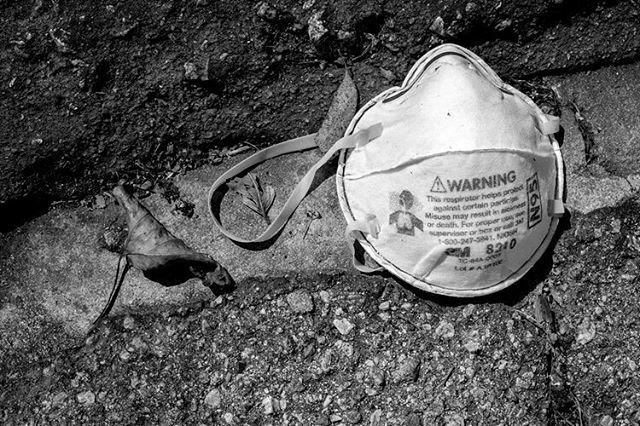 rafa_LAphotos's tweet photo. March 26, 2020 - Dry leaf and veil .
-
.
-
.
-
#leaf #mask #pandemic #asphault  #staysafe #washyourhands 
#boyleheights #california #socal #LALA2020 #rafa2020 #rafa365 #iphone  #blackandwhite #digitalphotography https://t.co/8qSGqmE9Tj
